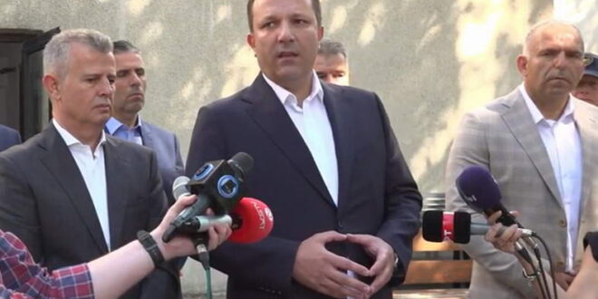 Министерот Спасовски ги посети повредените полицајци во вчерашниот јавен собир