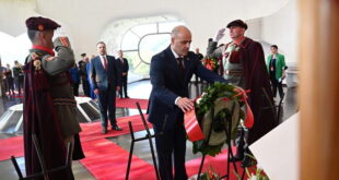 Владина делегација предводена од премиерот Ковачевски оддаде почит на Никола Карев, првиот претседател на Крушевската Република