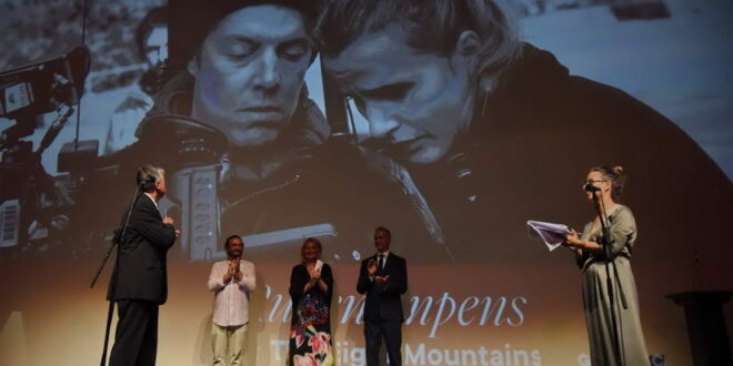Златна „Камера 300“ на „Браќа Манаки“ за Рубен Импенс за филмот „Осум планини“