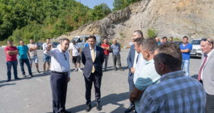 Министерот Османи ги посети Македонците во Албанија