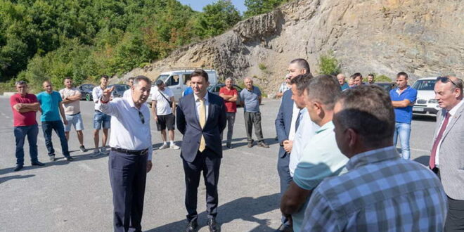 Министерот Османи ги посети Македонците во Албанија