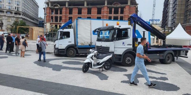 пропаднат камион во фонтаната на плоштад „Македонија“