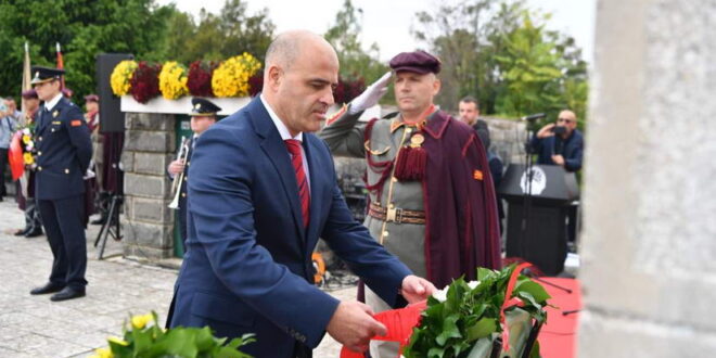 (Видео) Владина делегација предводена од премиерот Ковачевски одаде почит на борците од НОБ на Спомен-костурницата во Куманово