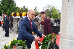 (Видео) Владина делегација предводена од премиерот Ковачевски одаде почит на борците од НОБ на Спомен-костурницата во Куманово