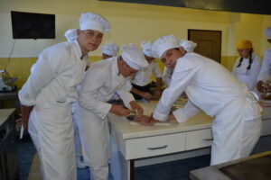 (ГАЛЕРИЈА) Крушево: Мастеркласови на големите мајстори на кујната од екс-ЈУ просторите, за учениците од „Наум Наумовски-Борче“