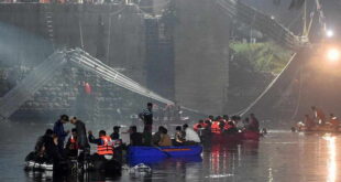 При уривање на мост во Индија загинаа над 130 луѓе