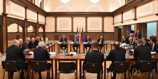 (Видео) Во тек е лидерската средба на премиерот Ковачевски и претседателите на парламентарните партии