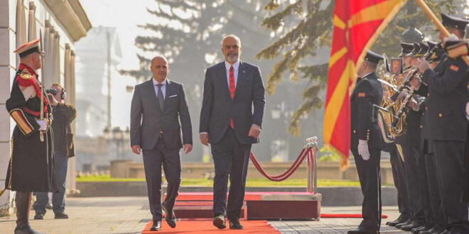 Премиерот Ковачевски со највисоки државни и воени почести го пречека премиерот на Албанија Рама