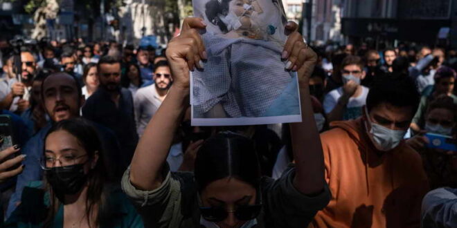 Во Иран над 300 загинати од почетокот на немирите за смртта на Махса Амини