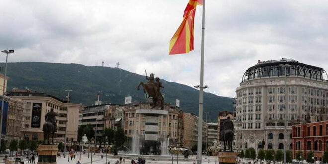 Гледа ли Македонија историски повик?