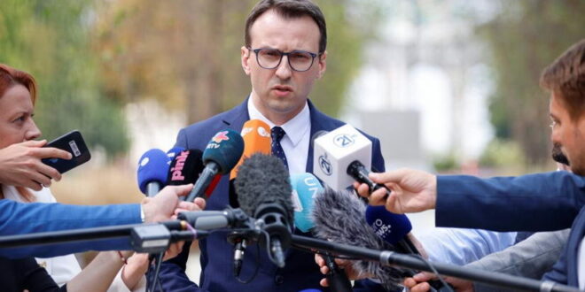 Петковиќ: Вучиќ побара од Србите да се повлечат од барикадите