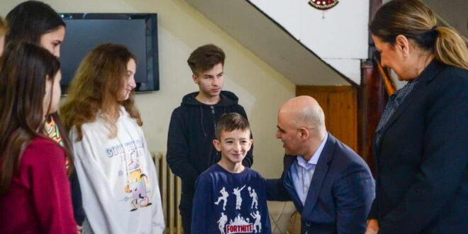 Премиерот Ковачевски во посета на мал групен дом во склоп на ЈУ детски дом „11 Октомври“