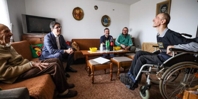 Претседателот Пендаровски во посета на Ристо Донев интернационален мајстор во дописен шах
