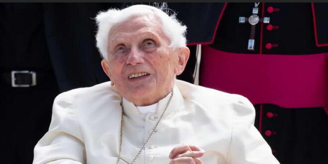 Поранешниот папа Бенедикт Шеснаесетти на смртна постела