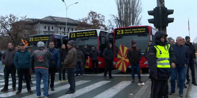 Во Скопје продолжуваат блокадите на приватните превозници