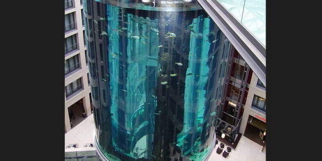 Пукна најголемиот цилиндричен аквариум во светот, две лица се повредени