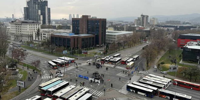 Приватните превозници од утре ги ослободуваат раскрсниците, блокадите се селат на Илинденска