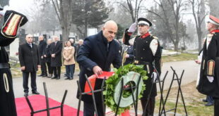 (Видео) Владина делегација предводена од премиерот Ковачевски положи цвеќе на гробот на претседателот Глигоров