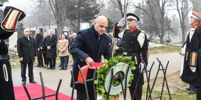 (Видео) Владина делегација предводена од премиерот Ковачевски положи цвеќе на гробот на претседателот Глигоров