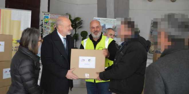 Делчево: Евроамбасадорот Гир и градоначалникот Трајковски донираа хуманитарни пакети