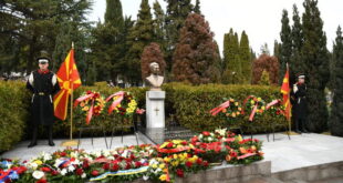 (Видео) Државнички церемонии во чест за загинатиот претседател Борис Трајковски