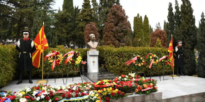 (Видео) Државнички церемонии во чест за загинатиот претседател Борис Трајковски