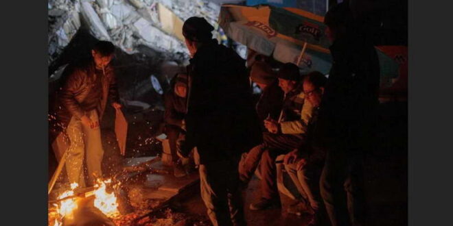 Преживеаните ја поминаа четвртата ноќ на студ, бројот на жртви од земјотресот надминува 21.000