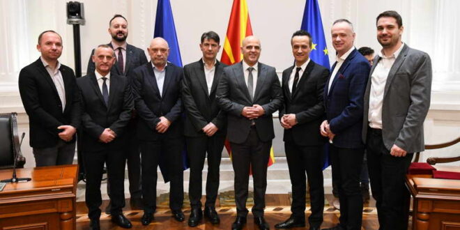 Премиерот Ковачевски додели благодарници на тимот што ја направи првата трансплантација на црн дроб