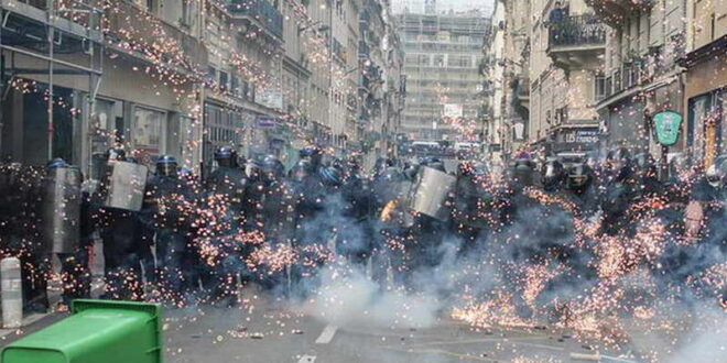Протести во Франција поради пензиската реформа, запалено e градското собрание во Бордо