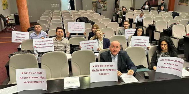 (ФОТО ВЕСТ) Прилепските опозициски советници со прашања до градоначалникот Јовчески: Кој го „изеде“ бесплатниот оброк за учениците?