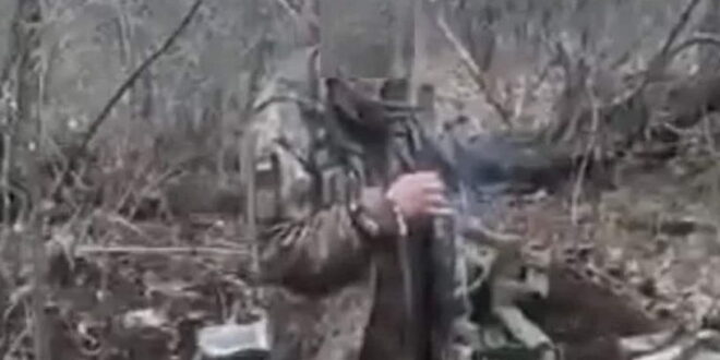 Остри реакции за снимката од убиството на невооружен украински војник