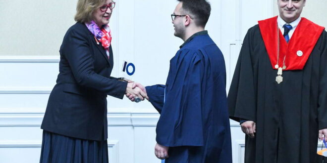 Вицепремиерката Грковска им ги додели дипломите на најдобрите студенти од ФИНКИ
