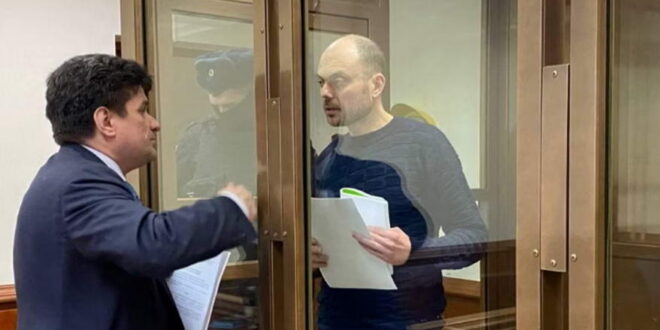 Русија го осуди новинарот и критичар на Кремљ, Кара-Мурза, на 25 години затвор