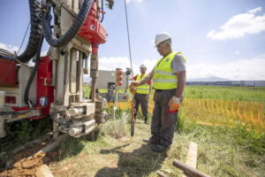 (Фото и видео) Влада: Машините на терен, подготвителните градежни работи на Коридорот 10д продолжуваат, се подготвува изградбата на автопатот Прилеп - Битола