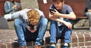 Шаќири: Нема повеќе користење телефон на час, стручни тимови да разговараат со секое дете