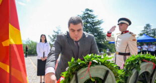 Владина делегација предводена од вицепремиерот Маричиќ положи цвеќе на Споменикот на жртвите од земјотресот
