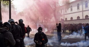 Четврта ноќ на немири во Франција, речиси илјада уапсени