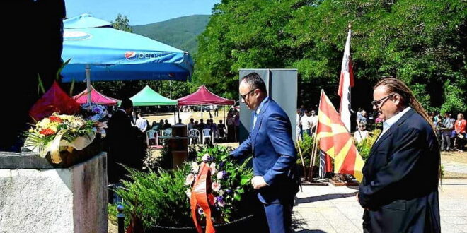 По повод Денот на Републиката, владина делегација положи цвеќе и во Смилево