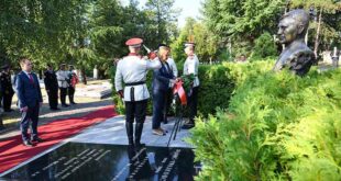 Владина делегација положи свежо цвеќе по повод 18 август - Денот на Армијата на Република Северна Македонија
