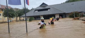 (Галерија) Пожарникарите во Словенија спасија 22 дечиња од поплавена градинка