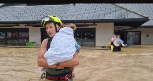(Галерија) Пожарникарите во Словенија спасија 22 дечиња од поплавена градинка