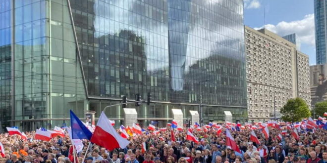 Големи антивладини протести во Варшава на две недели пред изборите