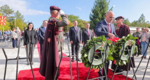 Владина делегација предводена од премиерот Ковачевски оддаде почит на Спомен- костурницата во Куманово
