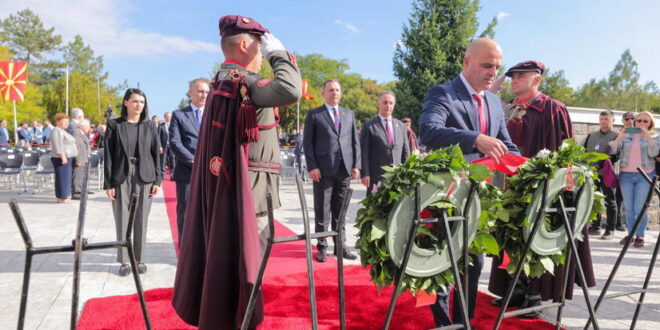 Владина делегација предводена од премиерот Ковачевски оддаде почит на Спомен- костурницата во Куманово