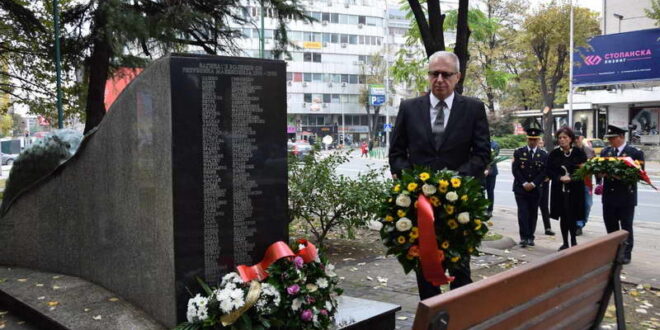 Владина делегација оддаде почит пред споменикот „Мајкино скршено крило“