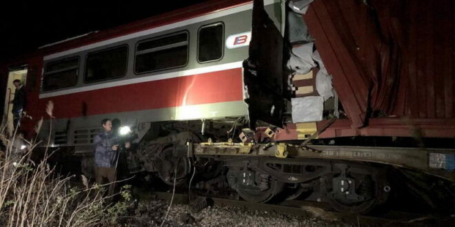 Повредени 52 лица во судир меѓу патнички и товарен воз во Србија