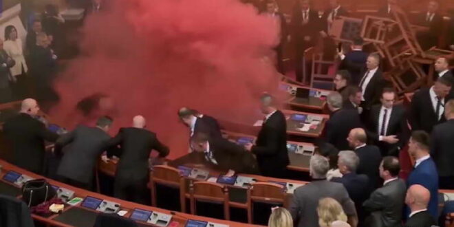 Чадни бомби и барикади во албанскиот Парламент