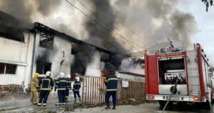 Пожарот во тетовско Фалише сè уште е активен, 24 часа пожарникарите го гаснат магацинот полн со бои и лакови