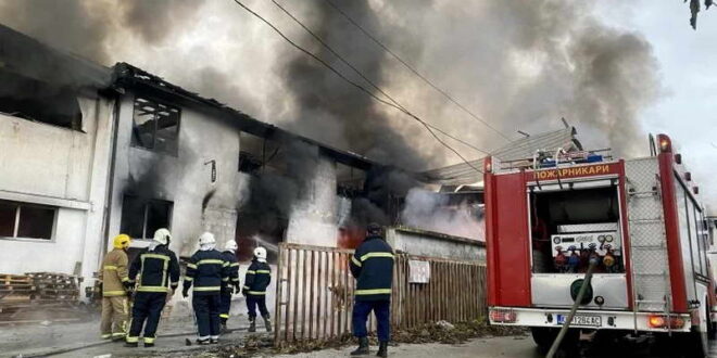 Пожарот во тетовско Фалише сè уште е активен, 24 часа пожарникарите го гаснат магацинот полн со бои и лакови