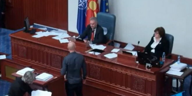 Пратеник на Левица искорна монитор и фрлаше документи кон Горан Мисовски (Видео)